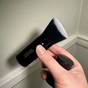 Retractable Angled Kabuki Brush - Laura Geller